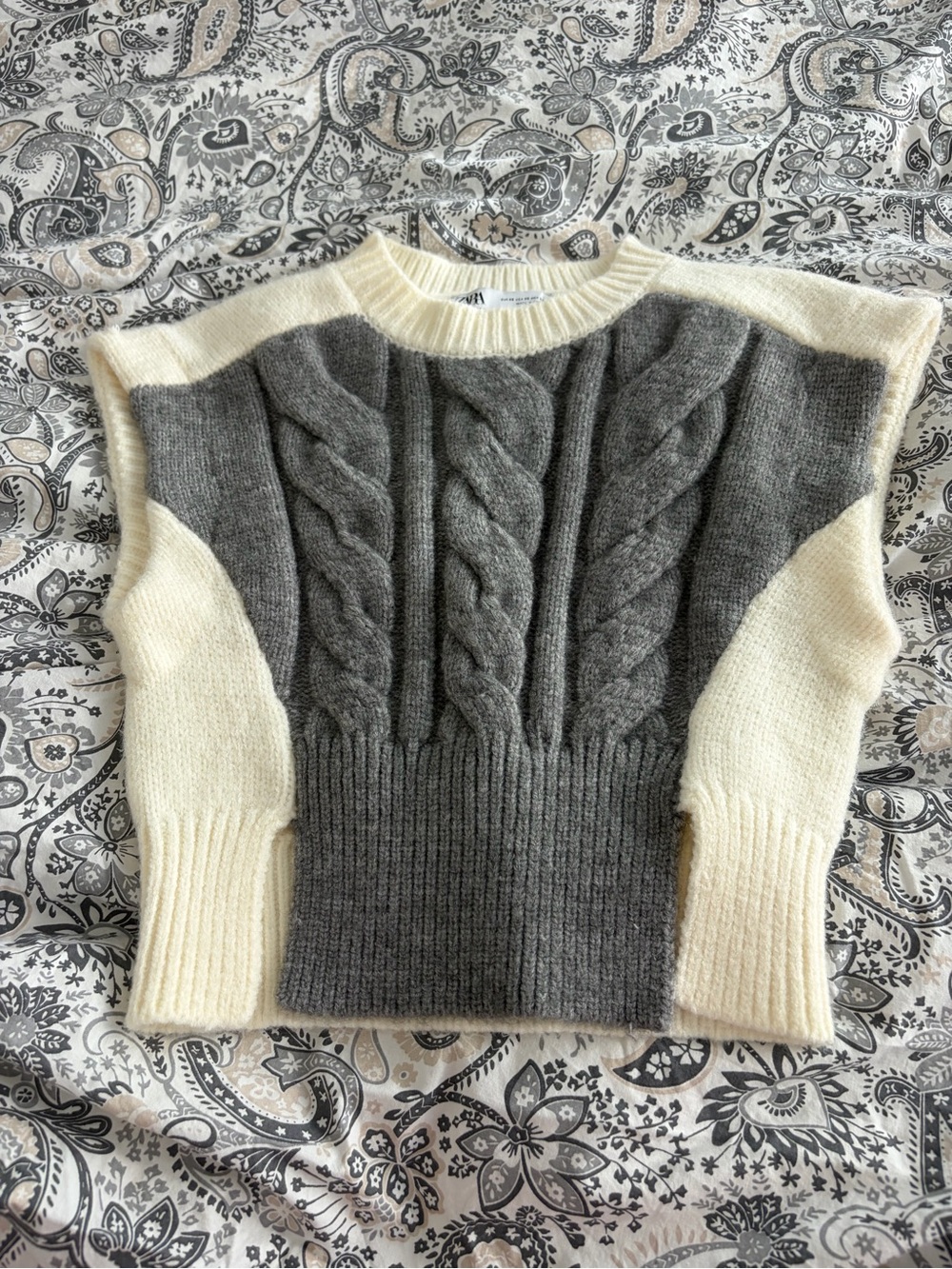 Zara Cable Knit Sleeveless Crewneck Vest in Gray & Cream